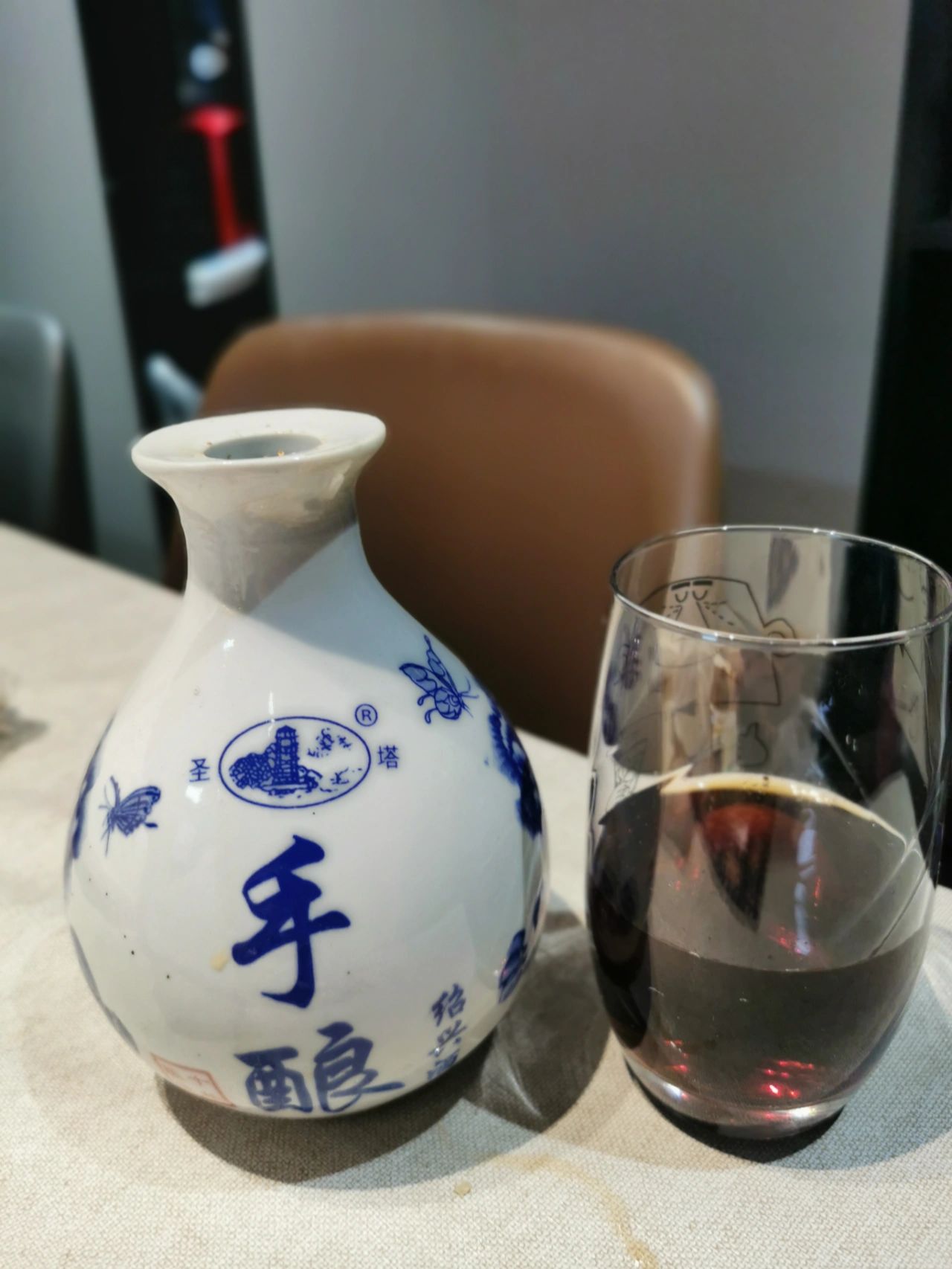 3喝酒绍兴黄酒(颜色很深，有一点点药香，有点甜)-喵神素材库